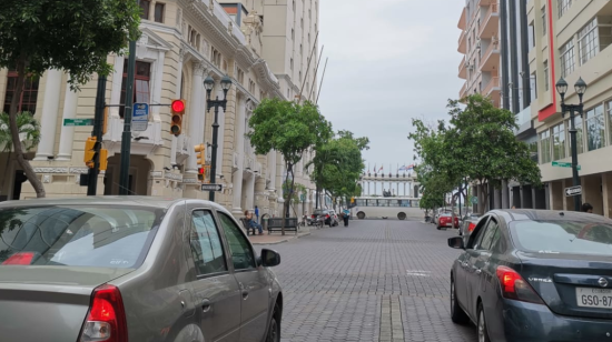 Imagen referencial. Avenida 9 de octubre y Malecón, en el centro de Guayaquil, mayo de 2020.