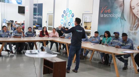 Un funcionario de BanEcuador brinda una charla en el Coworkig Yachay, en una actividad de Siembra EP, el 13 de enero de 2020.