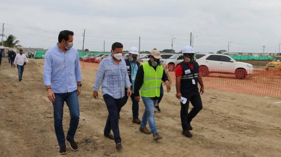 El 14 de mayo de 2020, el ministro de Transporte, Gabriel Martínez, recorrió las obras en el Hospital de Pedernales, en construcción.