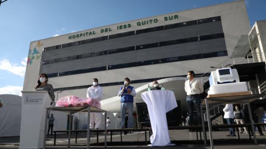 El alcalde de Quito, Jorge Yunda, (azul) durante la entrega de los equipos para procesar pruebas PCR, el 19 de mayo de 2020.