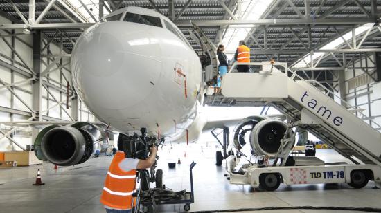 Un avión de Tame en su hangar en el aeropuerto Mariscal Sucre, el 30 de noviembre de 2017.