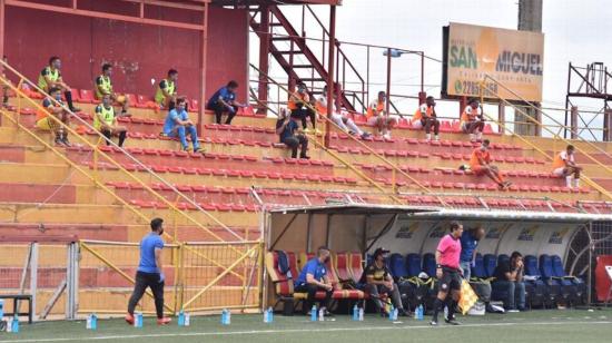 Los jugadores suplentes estuvieron en la tribuna, distanciados y con mascarillas este martes 19 de mayo.