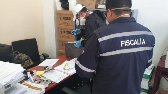 Agentes de la Fiscalía durante un allanamiento en el Hospital del IESS de Ibarra, donde se investiga un sobreprecio en la compra de bolsas para cadáveres.