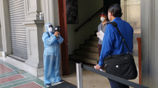 En los bajos del municipio de Guayaquil se colocaron controles de temperatura para quienes entraban al edificio.