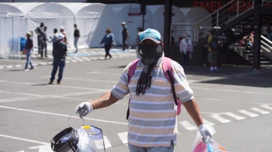 Un ciudadano camina por los exteriores del Hospital Quito Sur, del Instituto Ecuatoriano de Seguridad Social, el 20 de mayo de 2020.