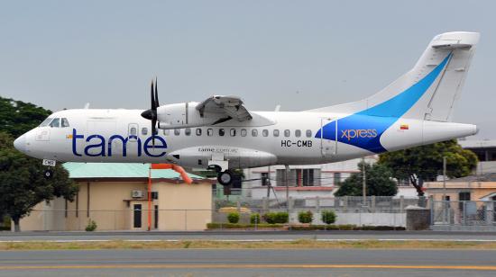 Un avión ATR propiedad de Tame aterriza en el aeropuerto de Guayaquil, en enero de 2015.