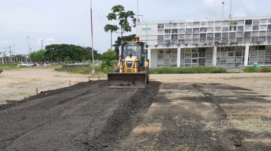 Trabajos en cementerio Ángel María Canals, en el suburbio de Guayaquil, el pasado 7 de abril de 2020.