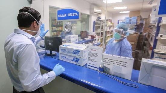 El vicepresidente Otto Sonnenholzner visitó la farmacia y bodegas del Hospital de la Policía en Guayaquil para verificar los insumos médicos, el 29 de abril de 2020.