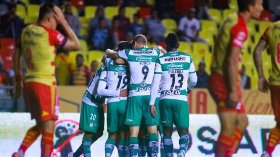 Jugadores del Santos Laguna de México celebrando un gol en la Liga MX.