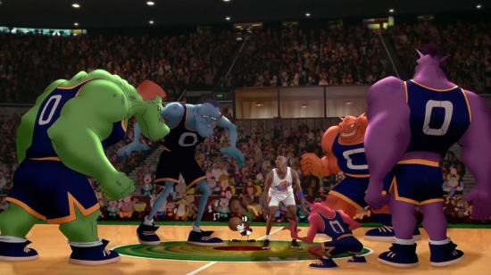 Michael Jordan, y el equipo de los Looney Tunes, se enfrenta al equipo de extraterrestres en el coliseo de los primeros. 