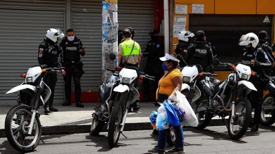 Policías y militares acudieron a la zona del Comité del Pueblo en Quito para controlar la manifestación de comerciantes informales, el 21 de mayo. 