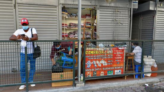 Foto referencial. Los comerciantes en Guayaquil regresaron a laborar con el cambio de semáforo amarillo, el 20 de mayo. 