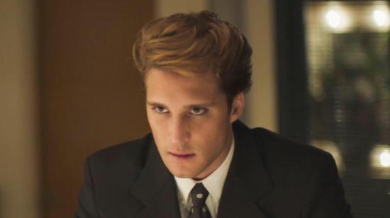 Diego Boneta, interpretando a Luis Miguel, en un fotograma de la serie de Netflix.