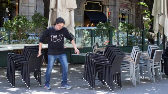 Un trabajador de un restaurante del centro de Barcelona prepara la terraza, el viernes 22 de mayo.