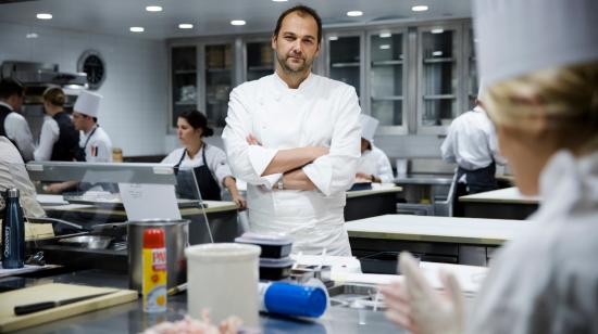 El chef Daniel Humm trabaja con su equipo en la cocina de su restaurante, el viernes 22 de mayo.