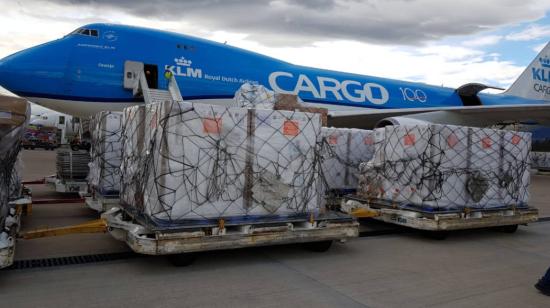 Un avión de carga de la aerolínea holandesa KLM en el aeropuerto de Quito, el 16 de mayo de 2020.