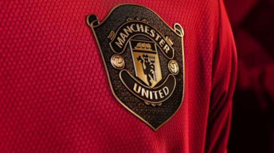 La camiseta 2020 del Manchester United con bordes dorados en su logo. 