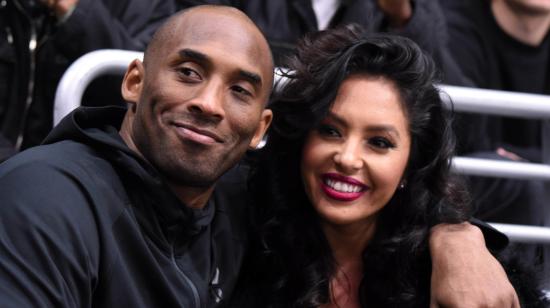 Kobe Bryant y su esposa Vanessa asisten a un partido de la NHL entre los Washington Capitals y Los Ángeles Kings, en el Staples Center, en 2016.