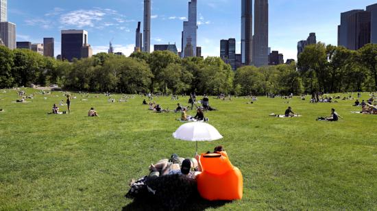 Visitantes del Central Park, en Nueva York, mantienen el distanciamiento social, este 17 de mayo.