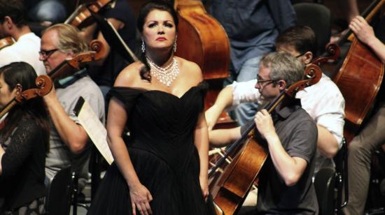 La soprano rusa Anna Netrebko en la ópera "Manon Lescaut" de Giacomo Puccini, en el prestigioso Festival de Salzburgo.