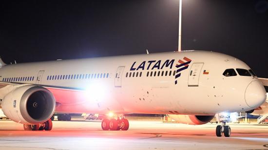 Foto archivo de avión comercial de la compañía Latam.