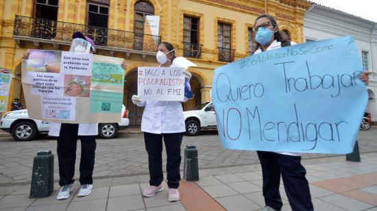 Profesionales de salud, trabajadores de la Prefectura de Azuay, maestros y estudiantes protestaron en Cuenca, el 25 de mayo de 2020. 