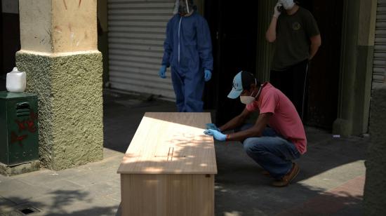 Un ciudadano prepara el ataúd para el entierro de su familiar, fallecido por Covid-19, el pasado 17 de abril. 