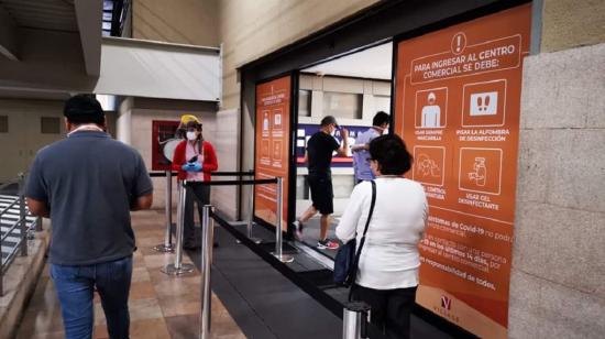 Puerta de ingreso en un centro comercial de La Puntilla, en Samborondón, donde rige el semáforo amarillo desde el 18 de mayo. 