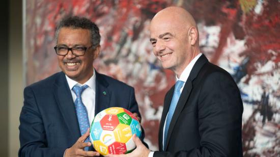 El director general de la OMS, Tedros Adhanom Ghebreyesus, y el presidente de la FIFA, Gianni Infantino en la firma campaña contra la violencia doméstica, este martes 26 de mayo.