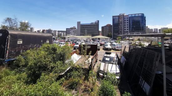 Un terreno de Inmobiliar en el sector de La Pradera, en Quito, se usa como estacionamiento y depósito.