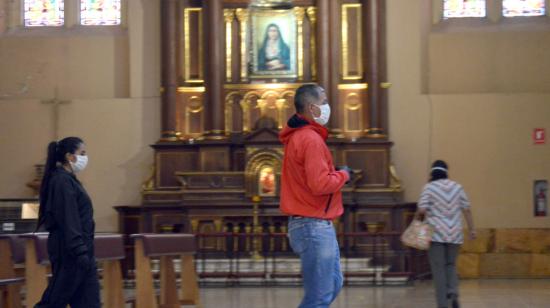 Personas con mascarillas entraron a la Catedral de la Inmaculada Concepción en Cuenca, el 25 de mayo de 2020.