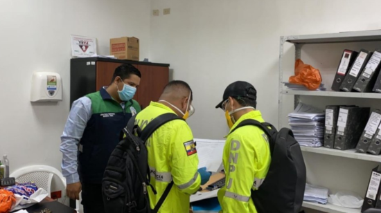 Agentes fiscales durante el allanamiento realizado este 26 de mayo de 2020 en el hospital del IESS en Milagro (Guayas).