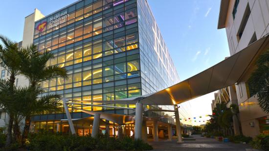 Vista exterior del hospital pediátrico Nicklaus Children, en Florida, Estados Unidos.