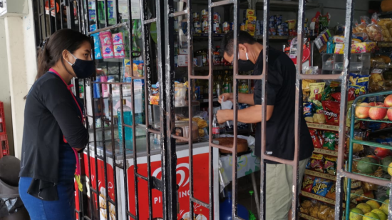 Imagen referencial de una de las 21.000 tiendas de barrio que funcionan en Guayaquil, el 27 de mayo de 2020.