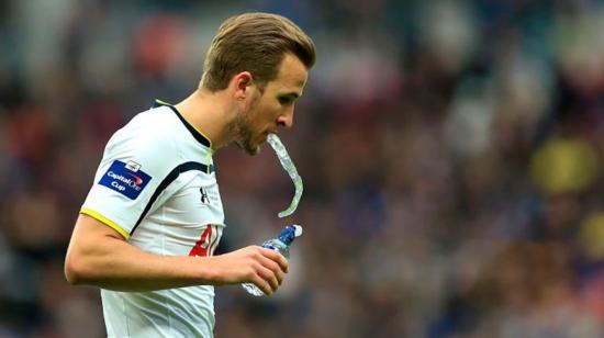 El jugador inglés, Harry Kane, escupiendo durante un partido.