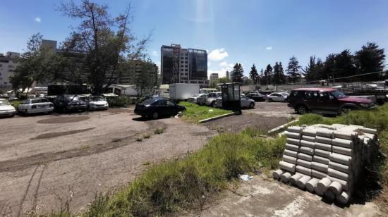 Un terreno de Inmobiliar en el sector de La Pradera, en Quito, se usa como estacionamiento y depósito.