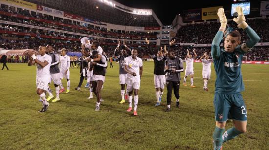 Los jugadores de Liga de Quito agradecen el apoyo de la hinchada después del partido contra River Plate, el 7 de marzo de 2020, en Casa Blanca.