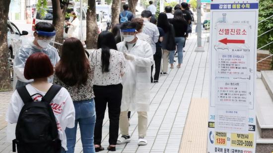 Ciudadanos esperan por una prueba rápida en una clínica de Bucheon, donde se detectó un rebrote de casos de Covid-19, el 28 de mayo. 