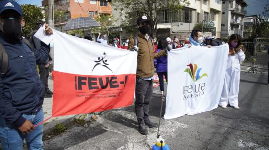 En Quito, miembros de la FEUE protestan en los exteriores de la Corte Constitucional en contra de la reducción presupuestaria de las universidades, el 28 de mayo de 2020.