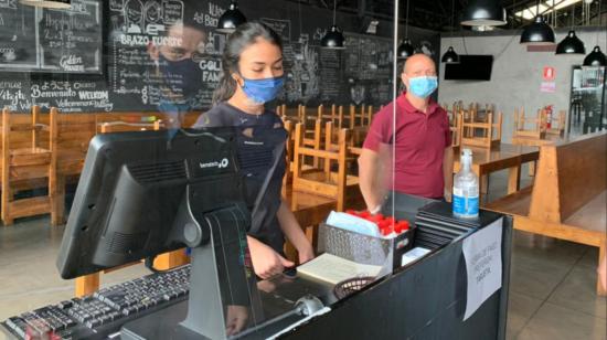 Restaurantes de Cuenca adecuaron sus instalaciones para la fase de semáforo amarillo.