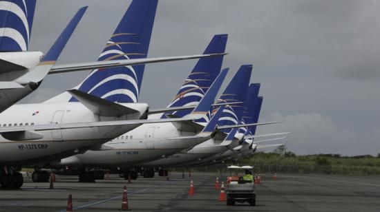 Trabajadores realizan este jueves 28 de mayo de 2020 un mantenimiento a la flota de aviones de Copa durante la paralización forzada por la pandemia Covid-19, en el Aeropuerto Internacional de Tocumen.