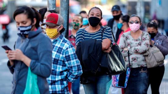 Personas hacen fila mientras esperan el autobús, el miércoles 27 de mayo, en Sao Paulo, Brasil.