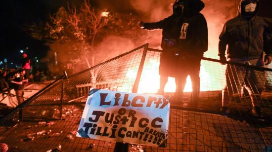 Manifestantes quemaron una estación de Policía en Minneapolis, en protesta contra la violencia policial y el racismo el 28 de mayo. 