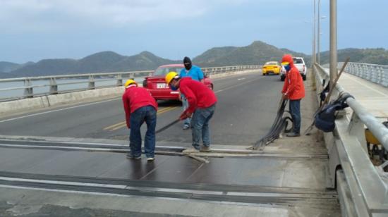 Personal del Ministerio de Transporte realiza el mantenimiento y reparación provisional del puente Los Caras, en Bahía de Caráquez, en la provincia de Manabí, este 29 de mayo de 2020.