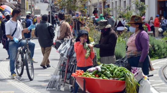 Ventas en los exteriores del Hospital Vicente Corral Moscoso en Cuenca, el 9 de mayo de 2020. 