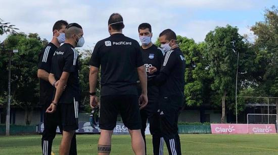 Cuerpo técnico de Emelec en su primer día de entrenamiento tras la pandemia, el jueves 28 de mayo.