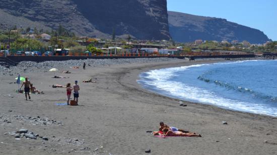 Varias personas toman el sol en una playa de La Gomera (España) este lunes 1 de junio durante la fase 3 de la desescalada por coronavirus.