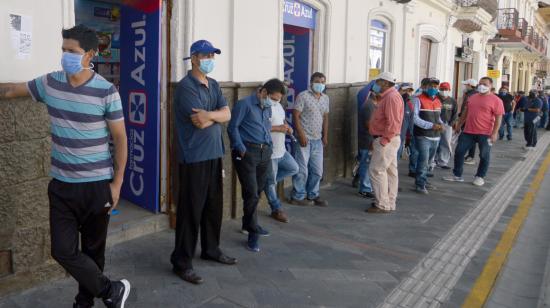 Personas en Cuenca hacen fila para entrar a una cadena farmacéutica, el 29 de mayo de 2020.