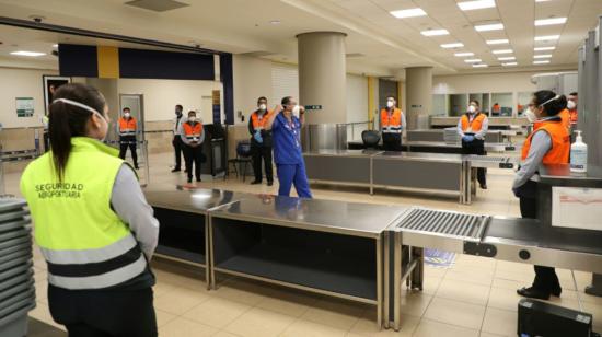 Trabajadores del aeropuerto de Quito se preparan para recibir a pasajeros, el 1 de junio de 2020.