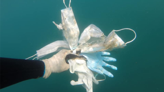 Guantes y mascarillas encontrados en el Mar Mediterráneo por el Colectivo Opération Mer Propre.